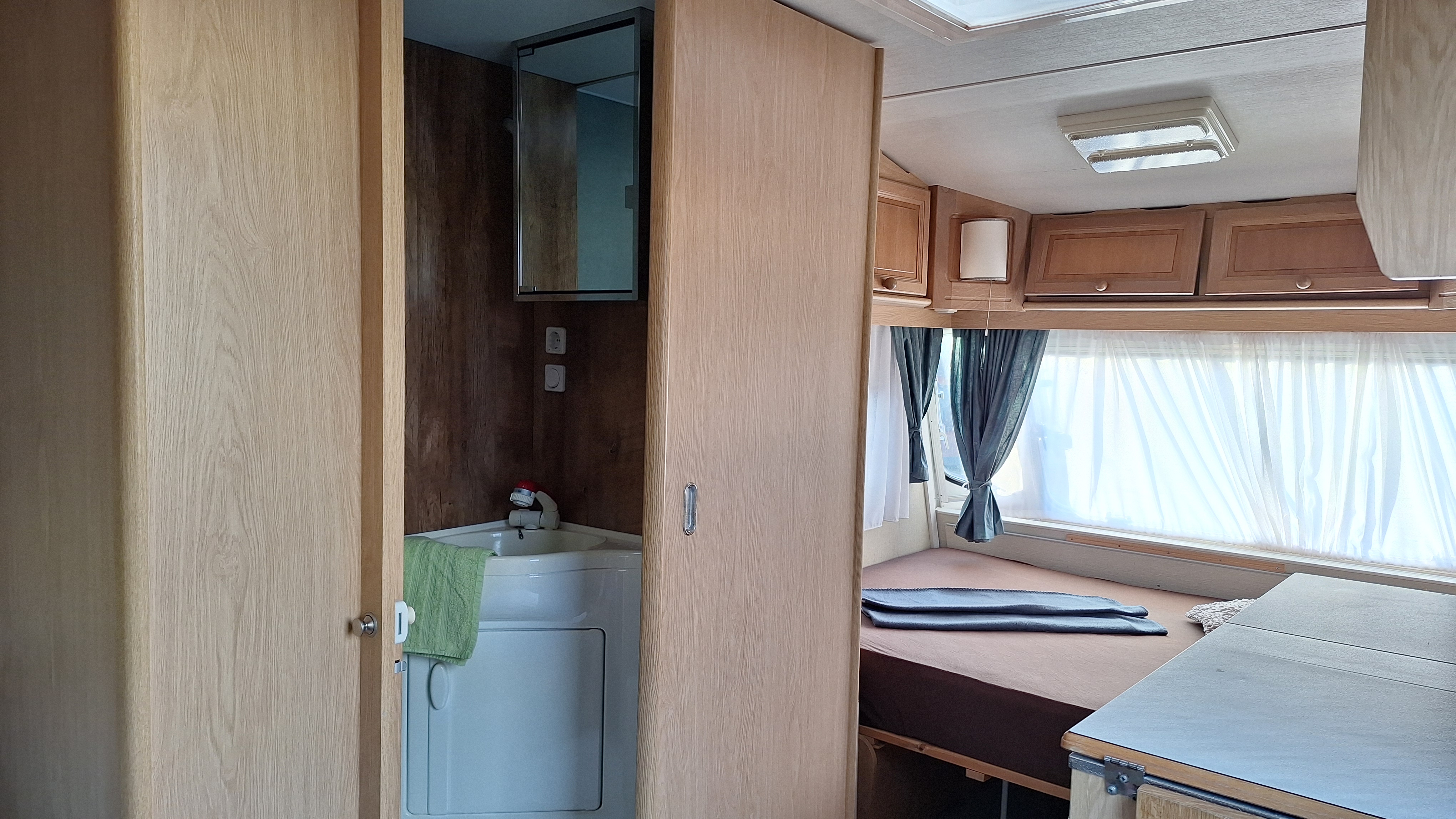 Karavan Chateau 380 - ložnice